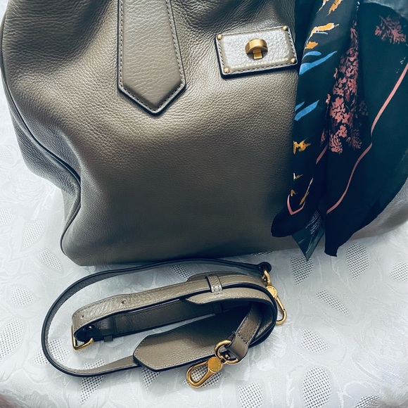 I'm selling two way bag Marc Jacob medium size. - Picture 2 of 5